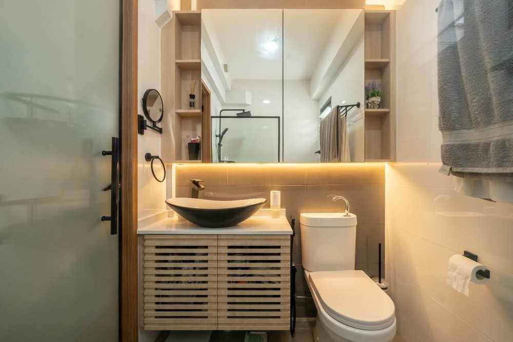 Scandinavian Bathroom with Homogeneous Tiles and Mirror