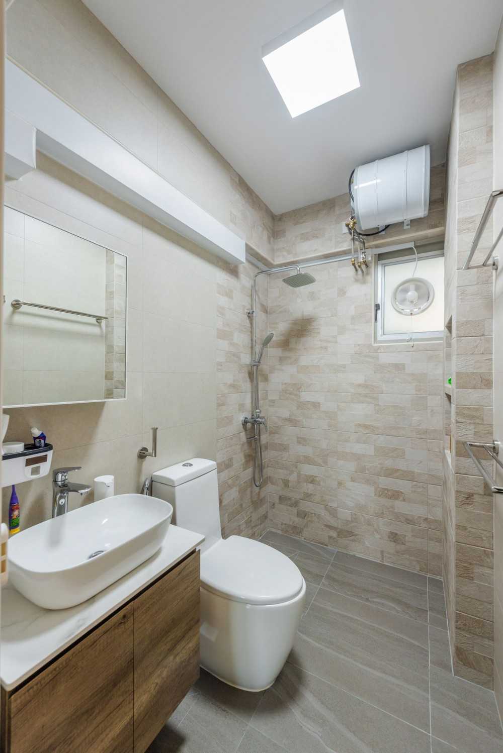 Contemporary Bathroom with Homogeneous Tiles and Vanity Counter