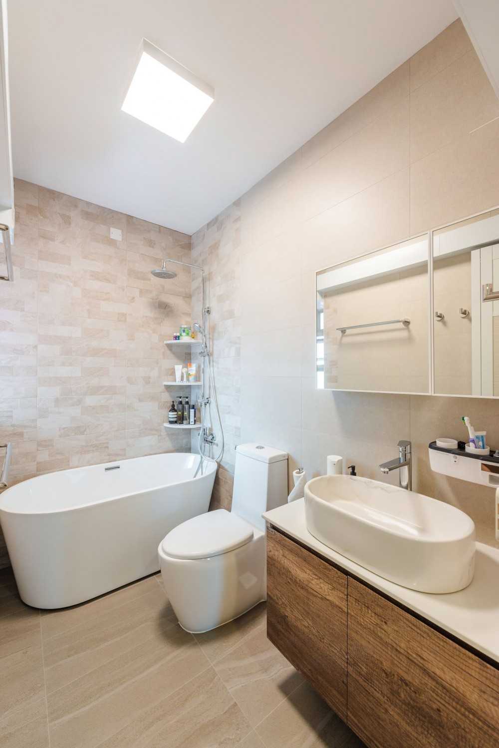 Contemporary Bathroom with Homogeneous Tiles and Bathtub