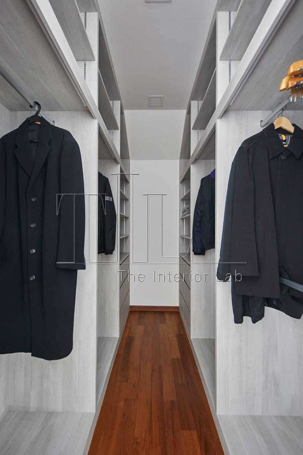 Contemporary Walk-in Wardrobe with Parquet Floor and Wardrobe