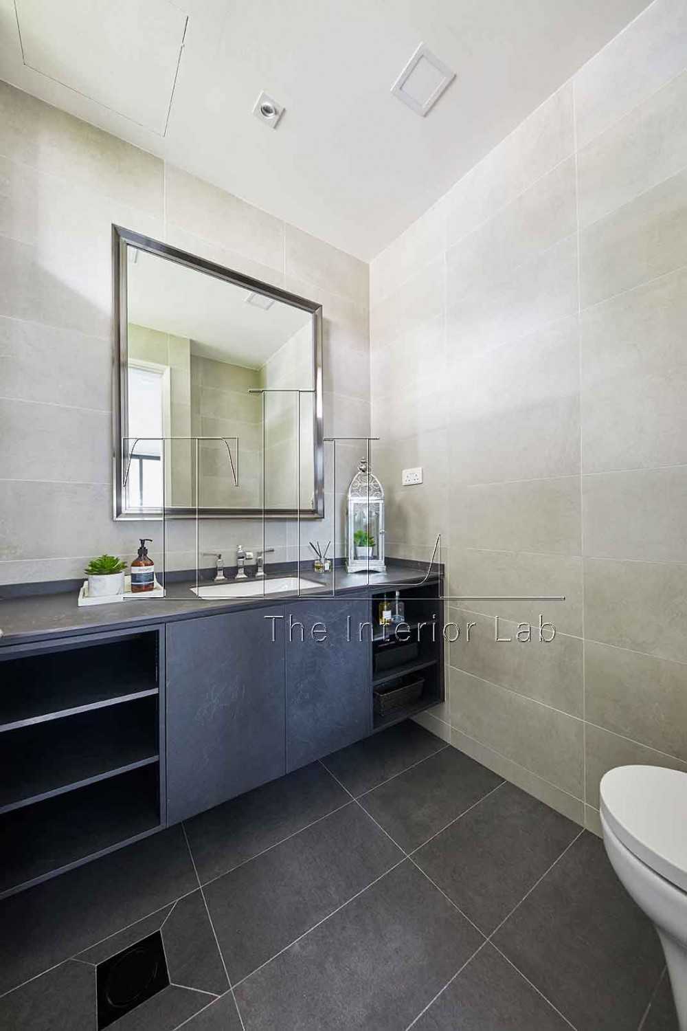 Contemporary Bathroom with Mirror and Bathroom Storage