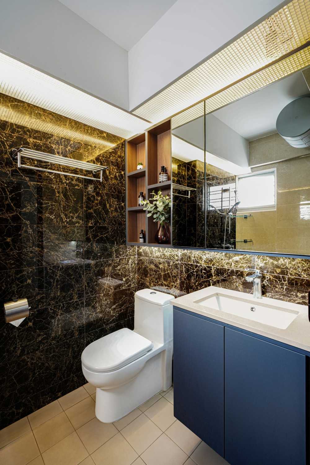 Contemporary Bathroom with Countertop and Homogeneous Tiles