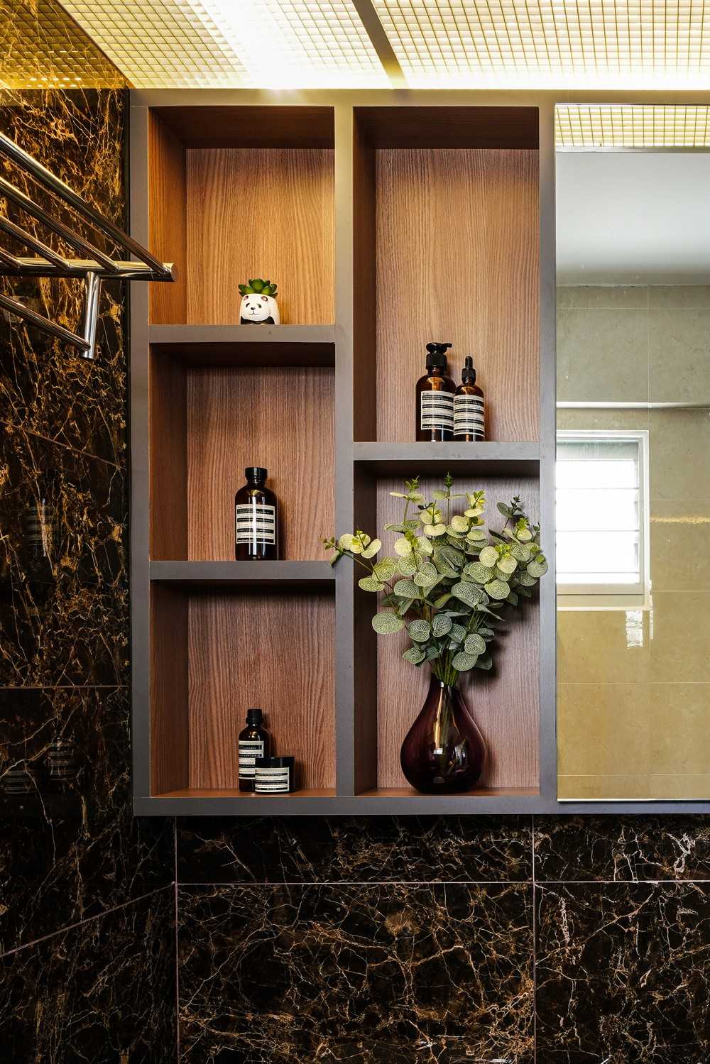 Contemporary Bathroom with Countertop and Homogeneous Tiles