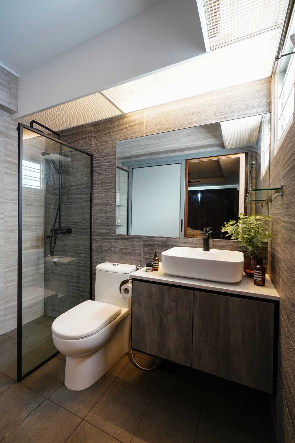 Contemporary Bathroom with Countertop and Homogeneous Tiles