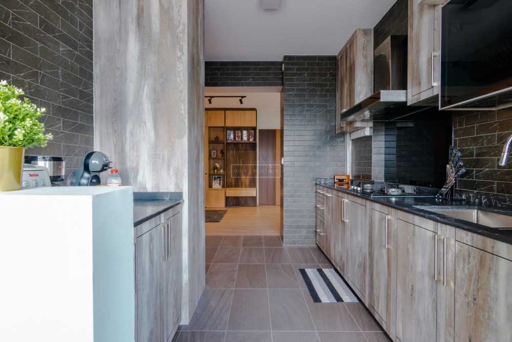 Modern Kitchen with Countertop and Homogeneous Tiles
