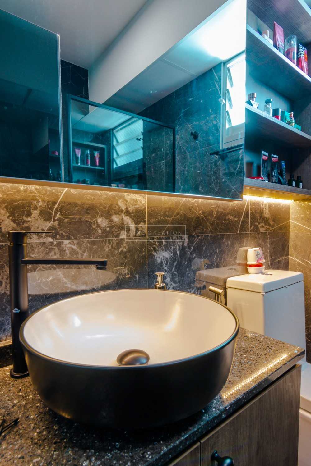 Modern Bathroom with Homogeneous Tiles and Mirror