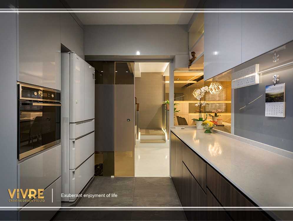 Modern Kitchen with Countertop and Homogeneous Tiles