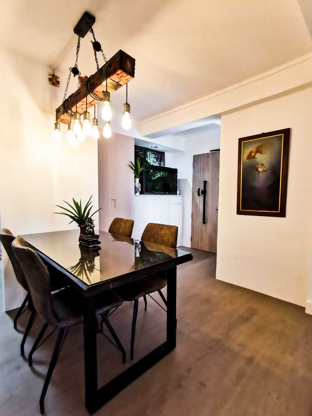 Contemporary Dining Room with Dining Table and Dining Chairs