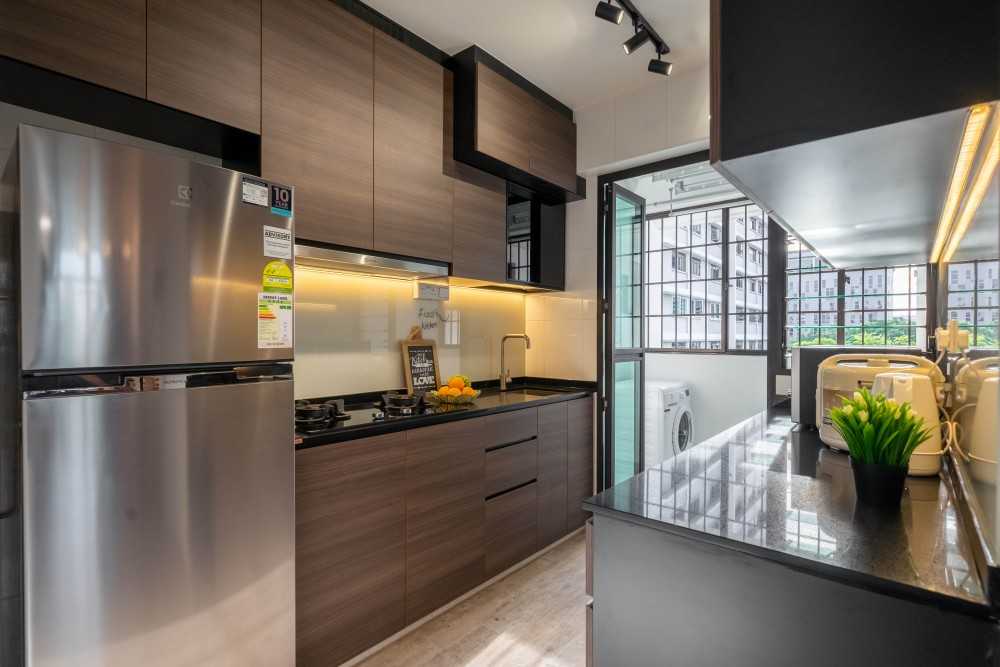 Contemporary Kitchen with Vinyl Flooring and Homogeneous Tiles
