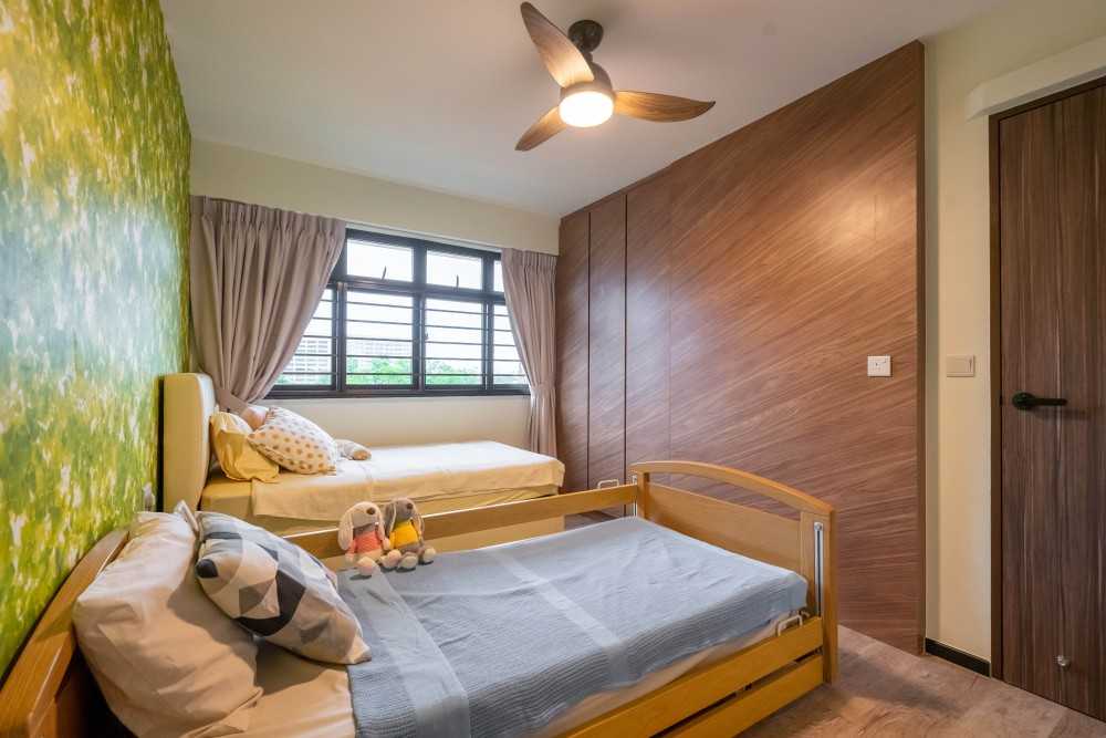 Contemporary Bedroom with Vinyl Flooring and Wardrobe