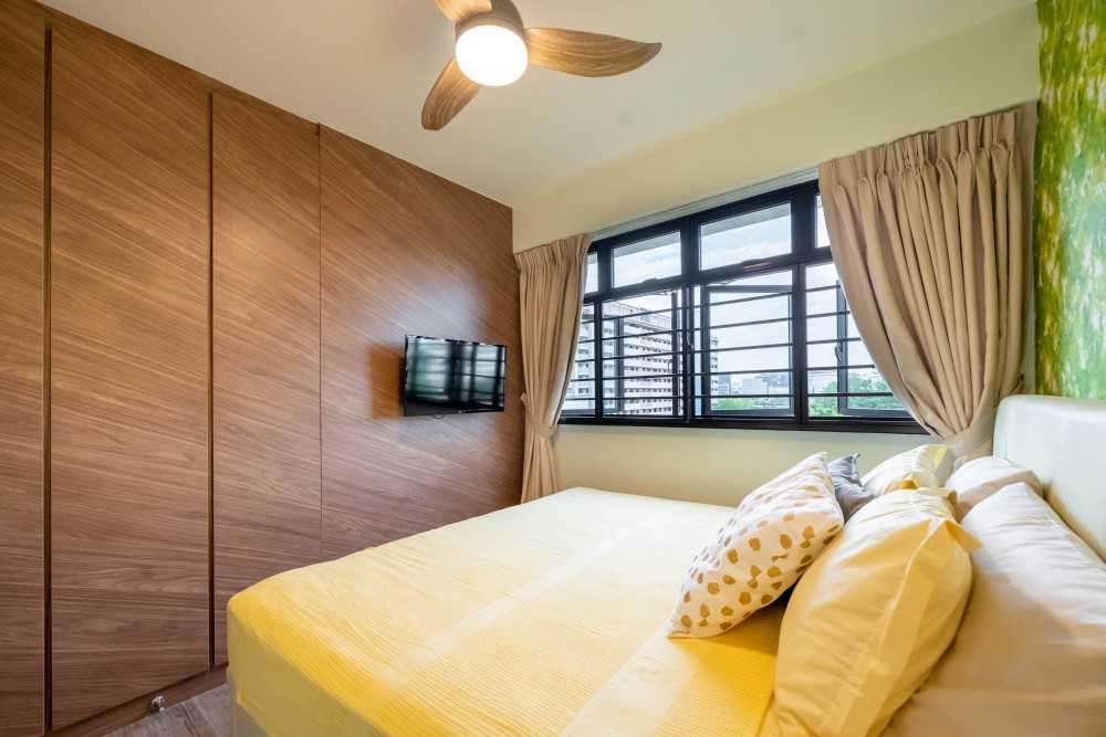 Contemporary Bedroom with Vinyl Flooring and Wardrobe