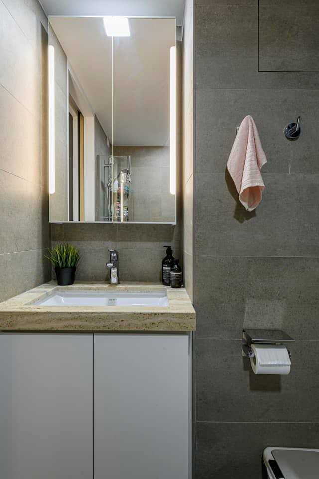 Contemporary Bathroom with Countertop and Homogeneous Tiles
