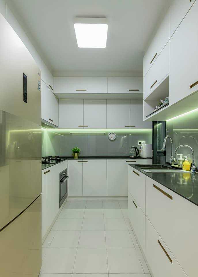 Contemporary Kitchen with Countertop and Homogeneous Tiles
