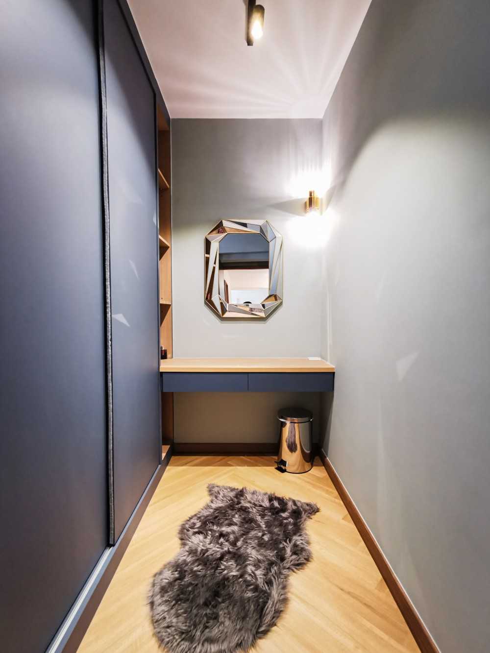 Contemporary Walk-in Wardrobe with Mirror and Wardrobe
