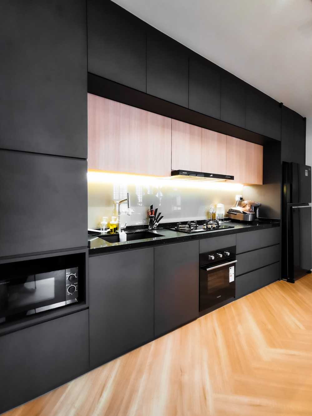 Contemporary Kitchen with Vinyl Flooring and Kitchen Cabinets
