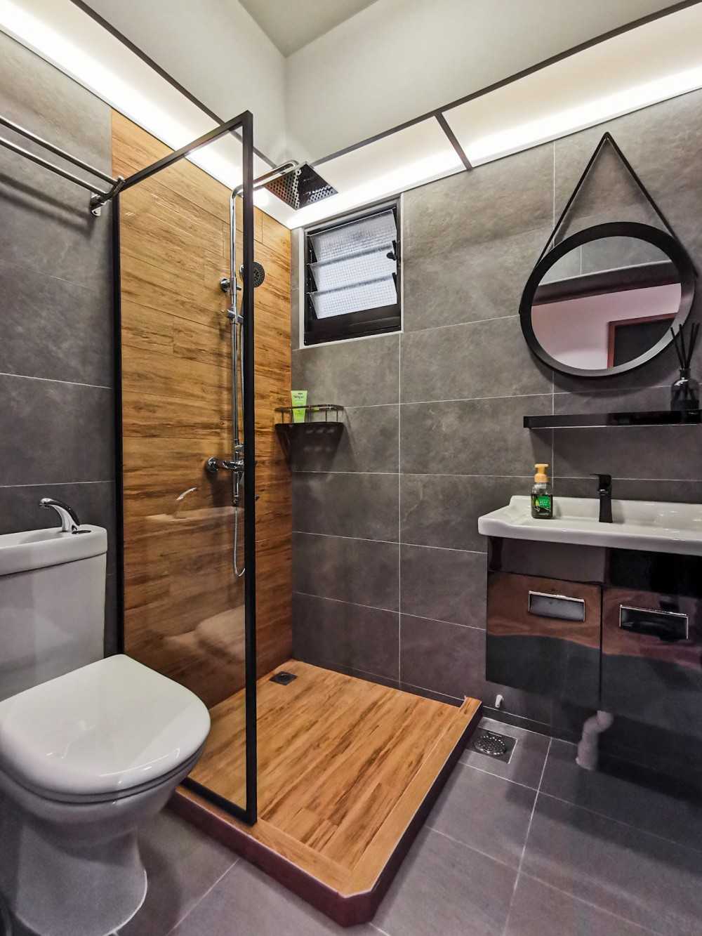 Contemporary Bathroom with Homogeneous Tiles and Mirror
