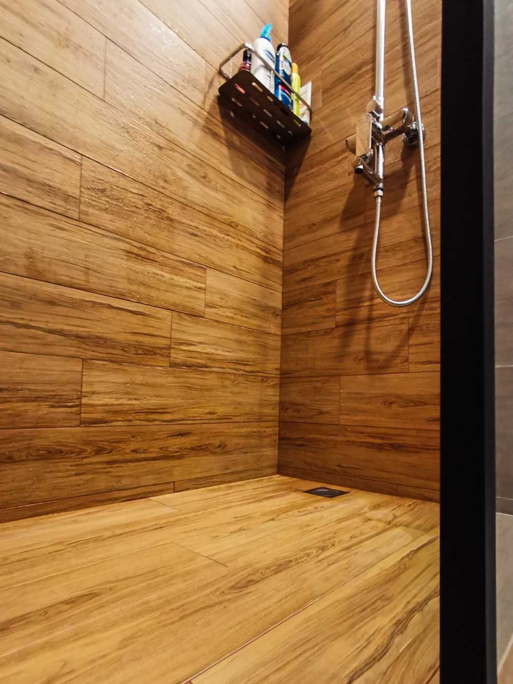Contemporary Bathroom with Homogeneous Tiles and Feature Wall