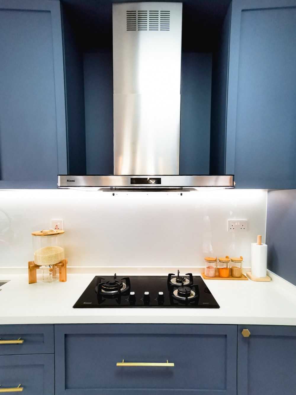 Contemporary Kitchen with Countertop and Open Kitchen