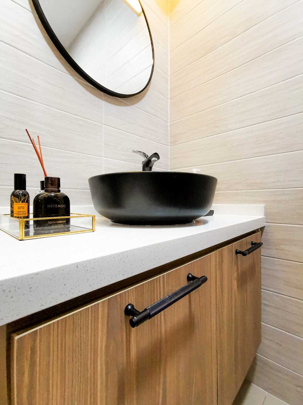 Contemporary Bathroom with Homogeneous Tiles and Mirror