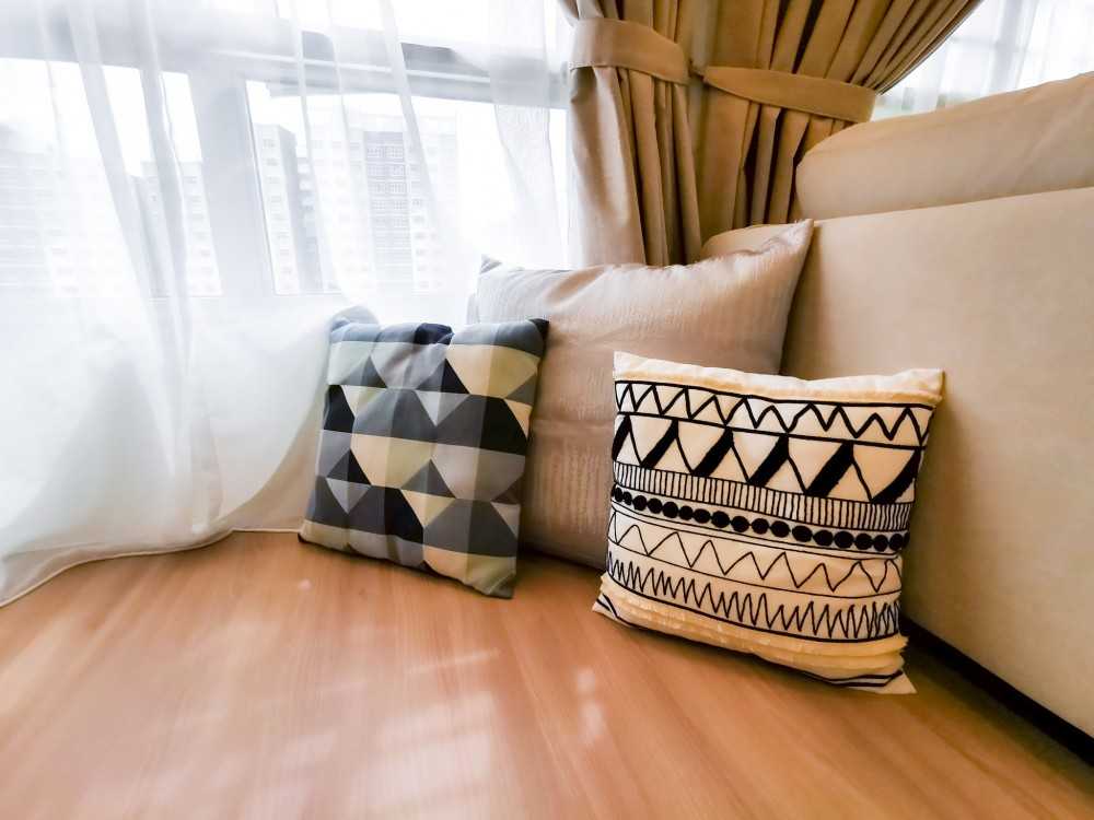 Contemporary Living Room with Curtain and Day Curtains