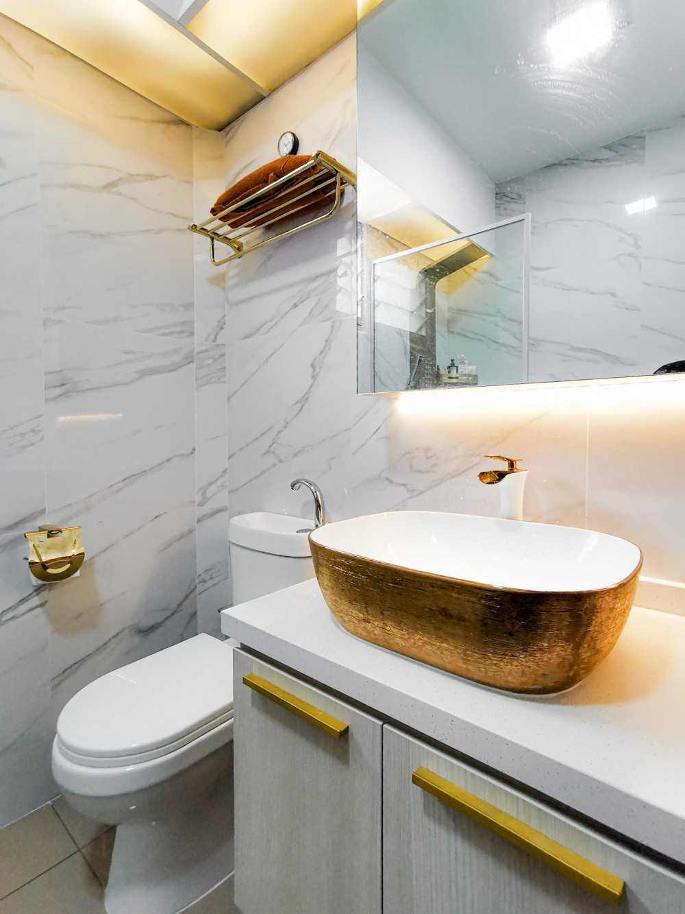 Contemporary Bathroom with Mirror and Vanity Counter