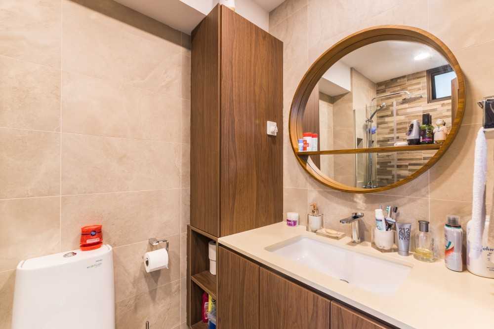 Contemporary Bathroom with Countertop and Homogeneous Tiles
