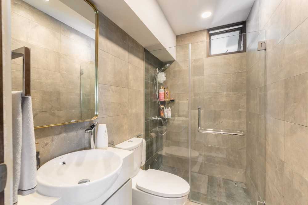 Contemporary Bathroom with Homogeneous Tiles and Mirror