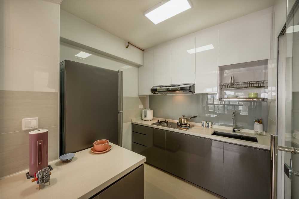 Contemporary Kitchen with Kitchen Island and Breakfast Counter