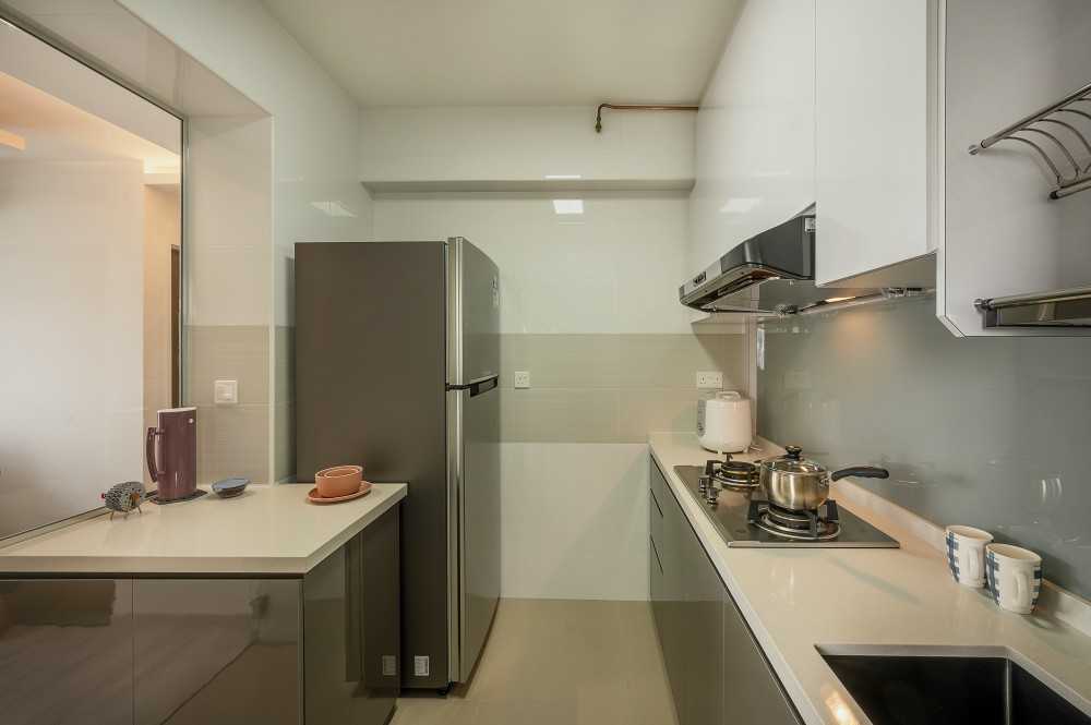 Contemporary Kitchen with Countertop and Kitchen Island