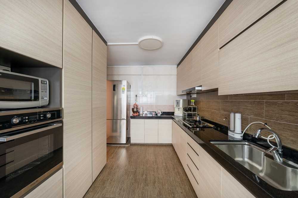 Contemporary Kitchen with Countertop and Homogeneous Tiles