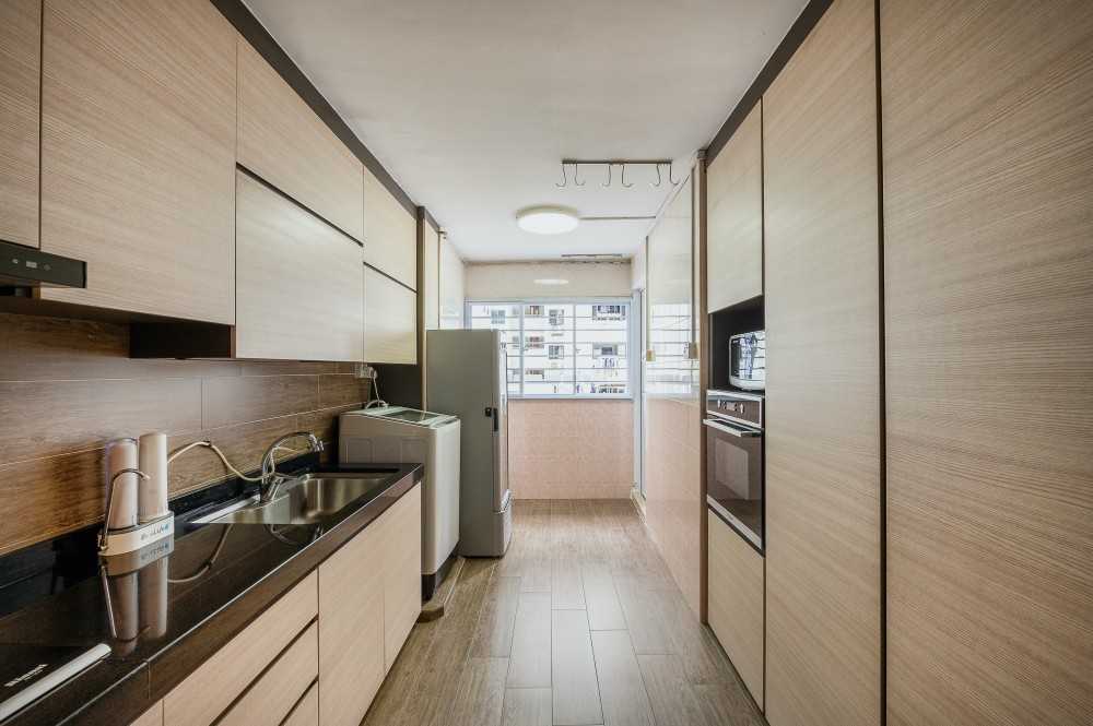 Contemporary Kitchen with Homogeneous Tiles and Oven