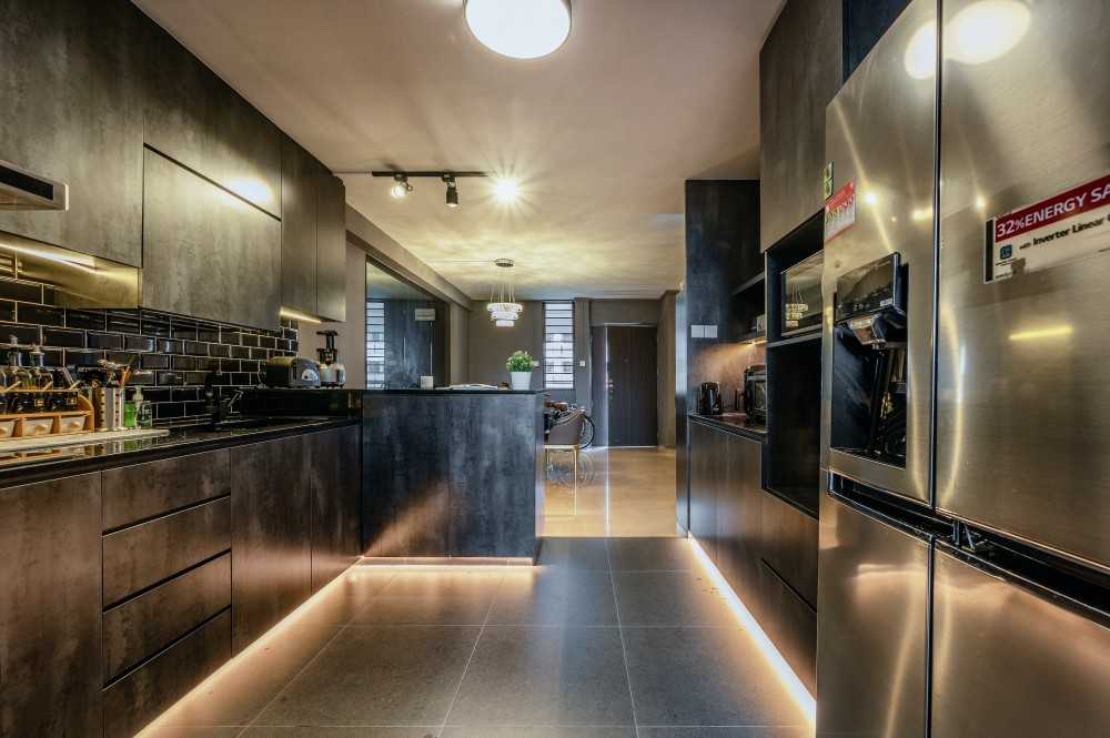 Eclectic Kitchen with Homogeneous Tiles and Kitchen Island