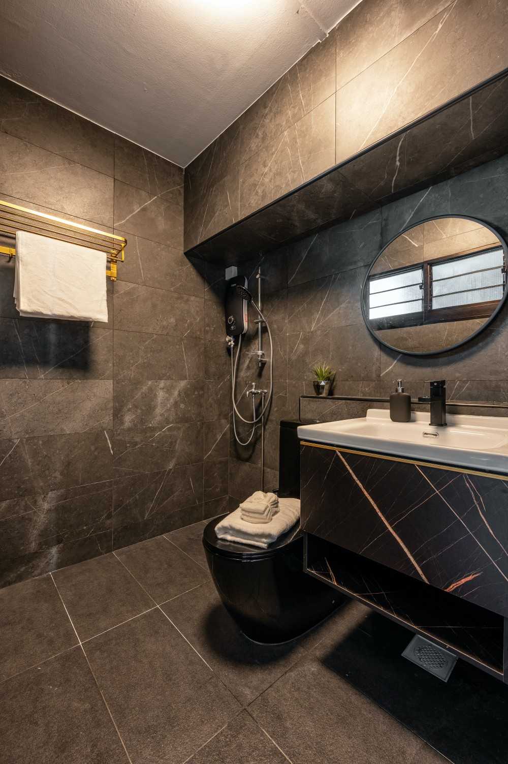 Eclectic Bathroom with Countertop and Homogeneous Tiles