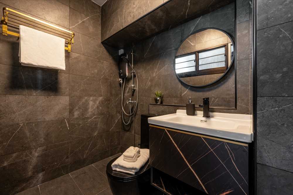 Eclectic Bathroom with Countertop and Homogeneous Tiles