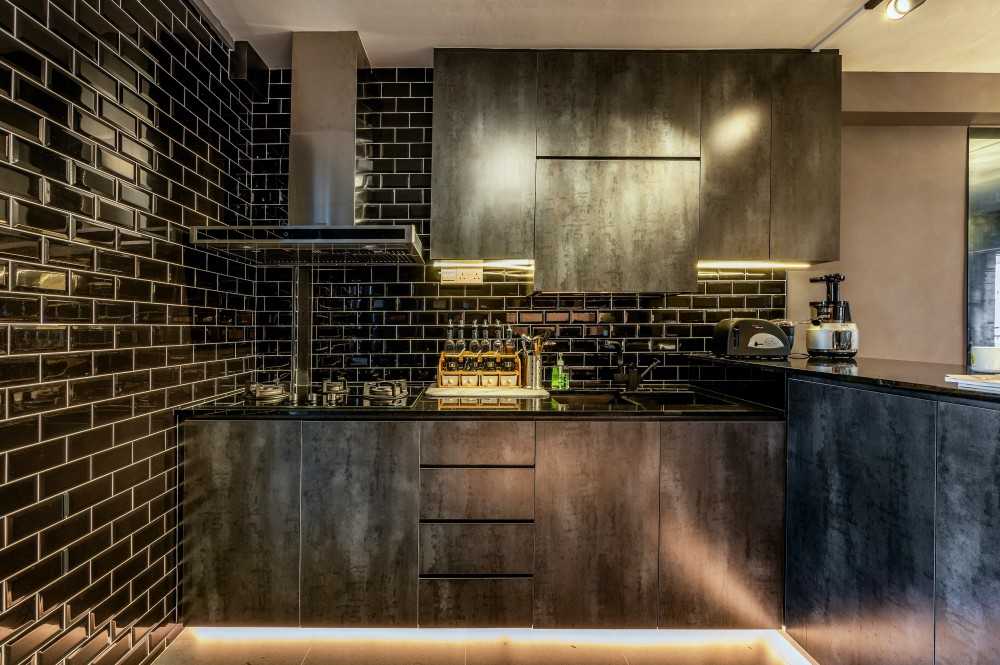 Eclectic Kitchen with Homogeneous Tiles and Kitchen Island