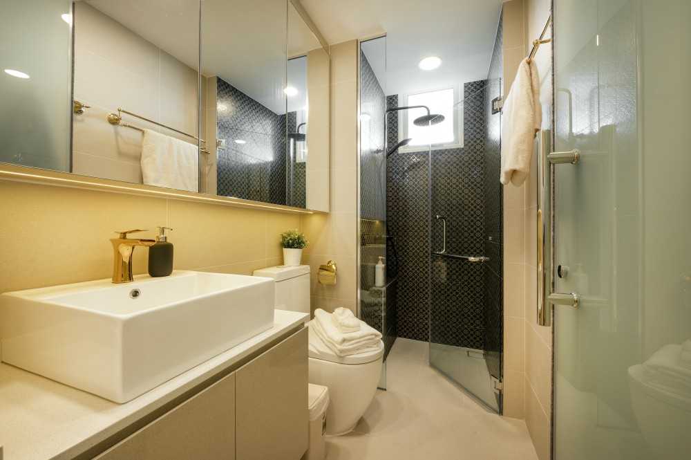 Asian Bathroom with Countertop and Homogeneous Tiles