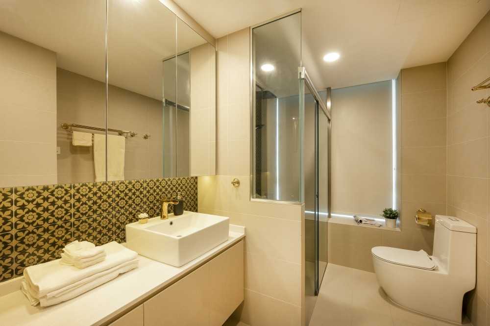 Asian Bathroom with Countertop and Homogeneous Tiles