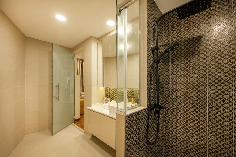 Asian Bathroom with Countertop and Homogeneous Tiles