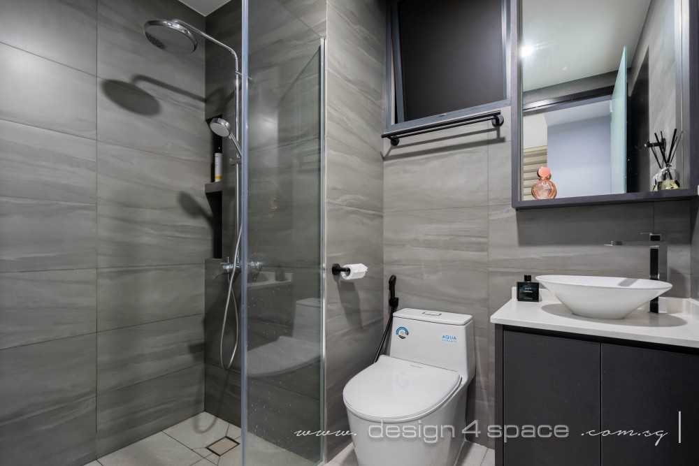 Contemporary Bathroom with Mirror and Bathroom Storage