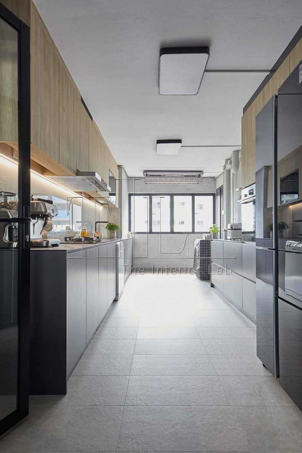 Contemporary Kitchen with Countertop and Homogeneous Tiles