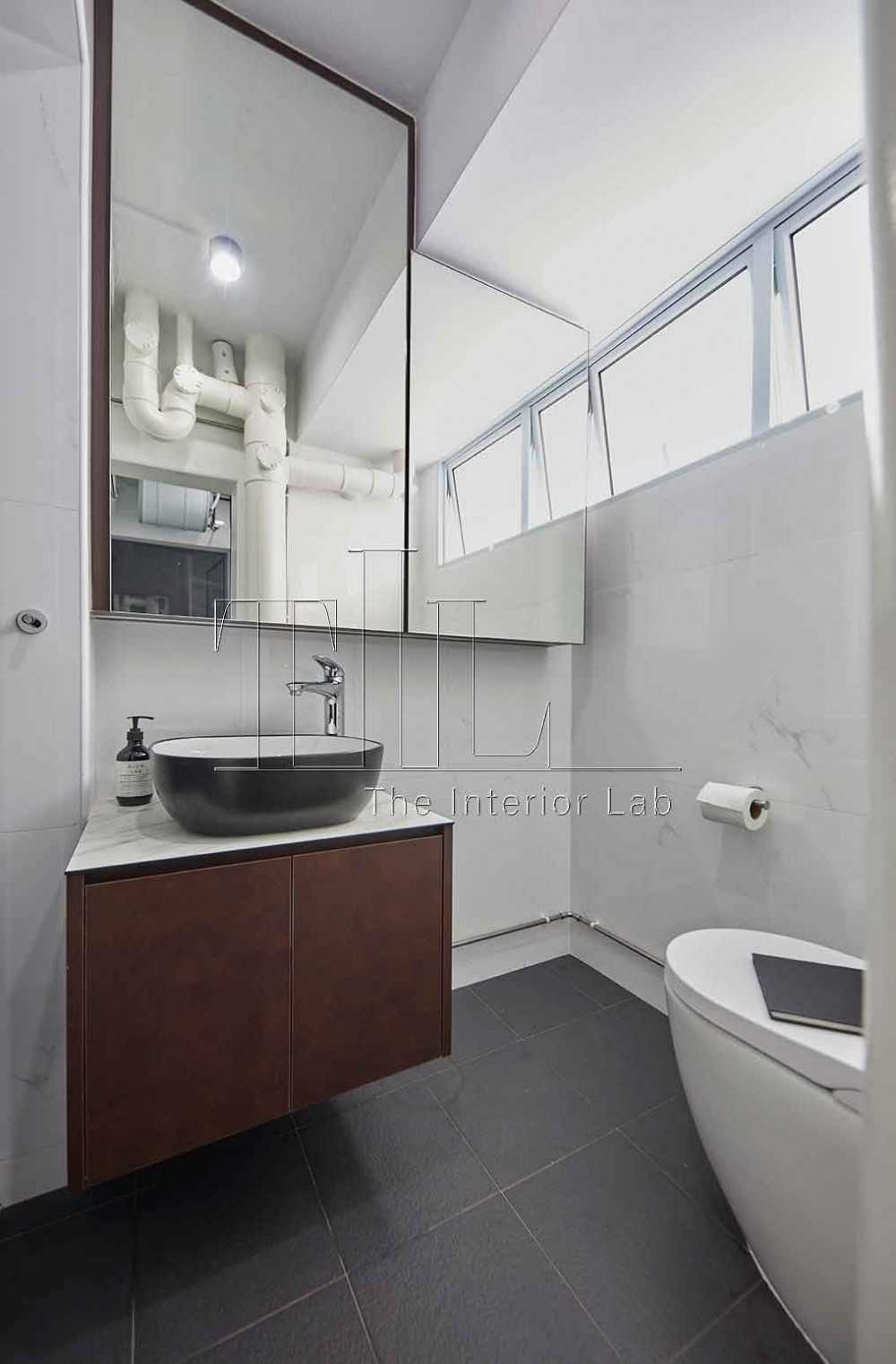 Contemporary Bathroom with Mirror and Bathroom Storage