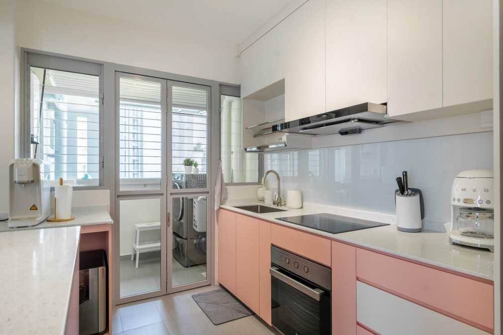 Modern Kitchen with Homogeneous Tiles and Kitchen Window