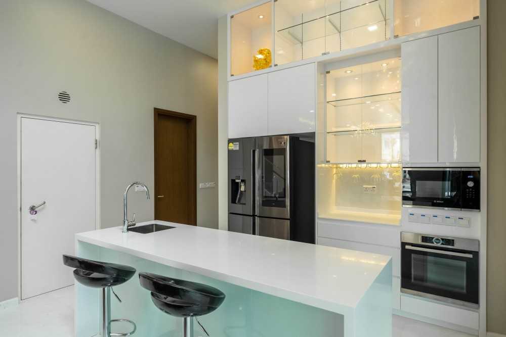 Modern Kitchen with Kitchen Window and Kitchen Island