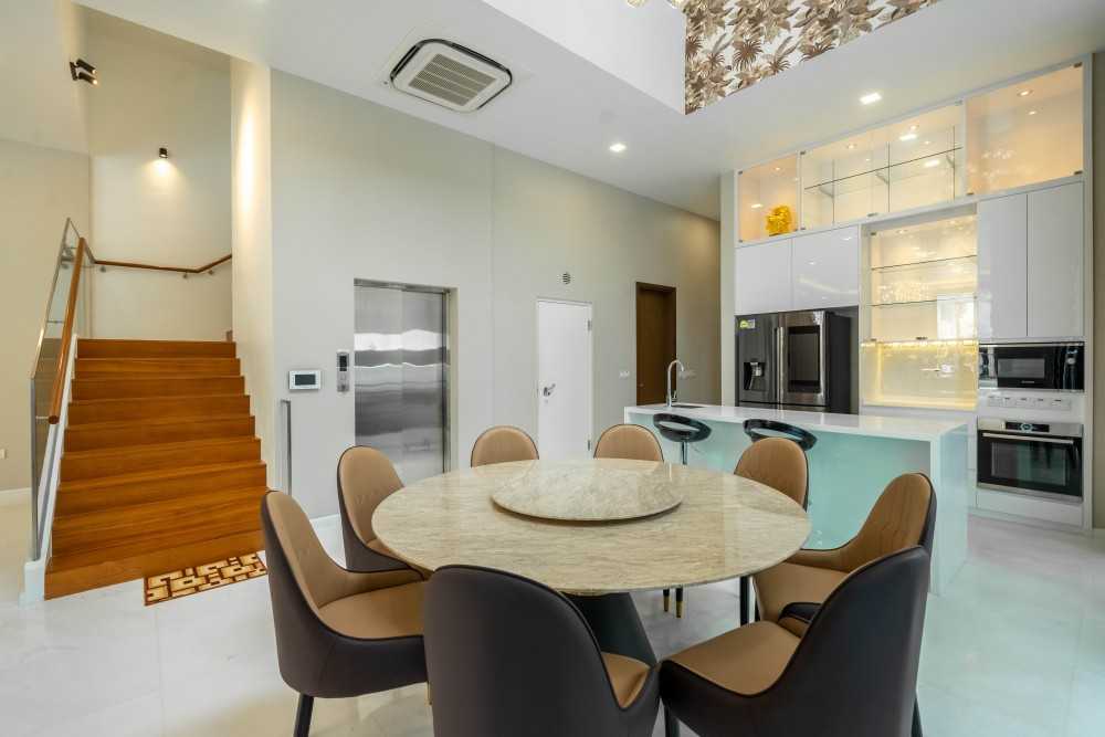 Modern Dining Room with Drop Light and Dining Table