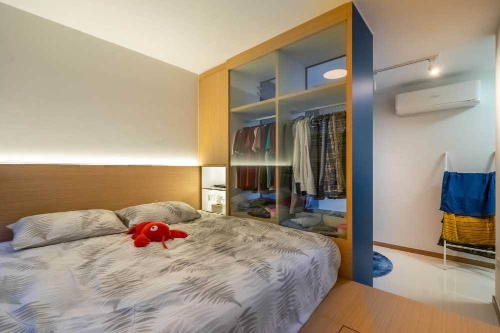 Scandinavian Bedroom with Platform Bed and Homogeneous Tiles