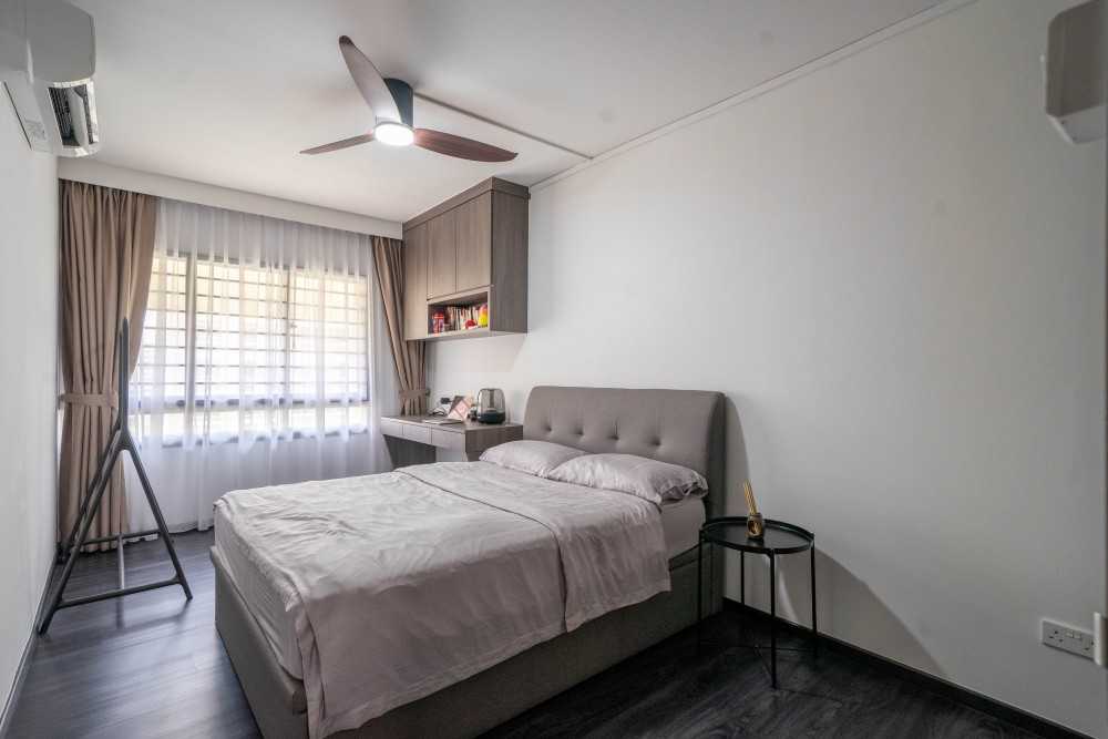 Contemporary Bedroom with Vinyl Flooring and Wardrobe