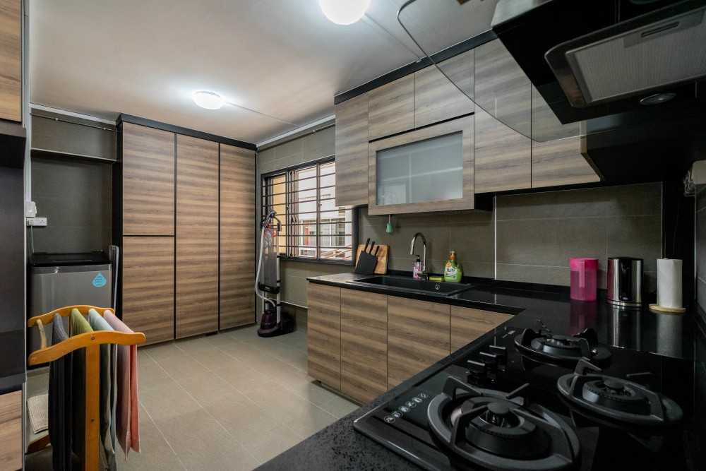 Contemporary Kitchen with Homogeneous Tiles and Kitchen Window