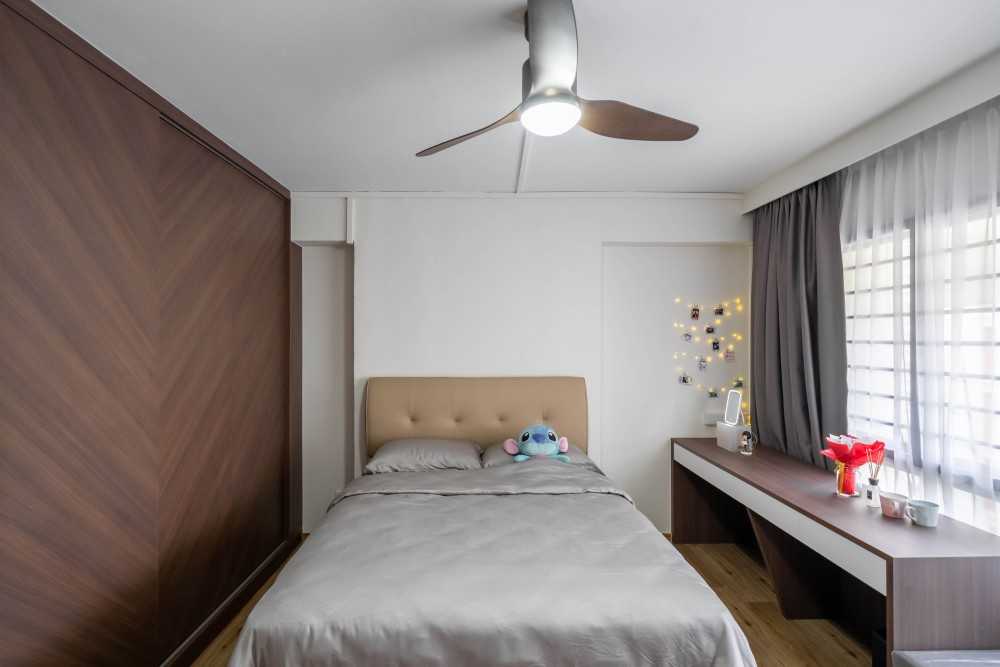 Contemporary Bedroom with Vinyl Flooring and Wardrobe