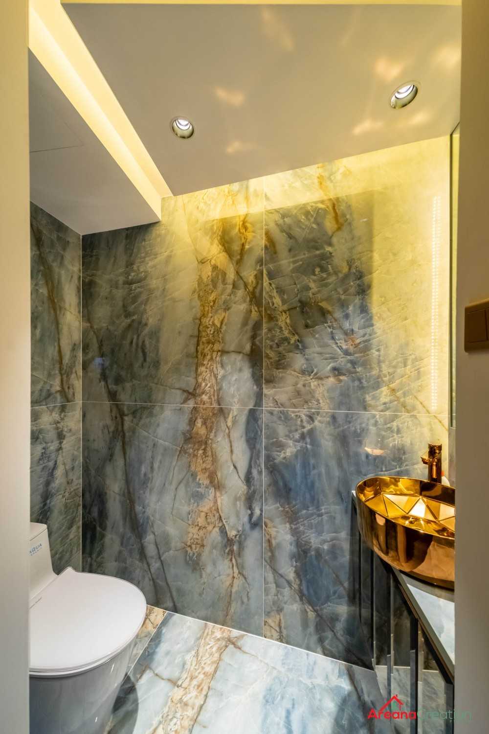 Modern Bathroom with Bathtub and Shower Screen