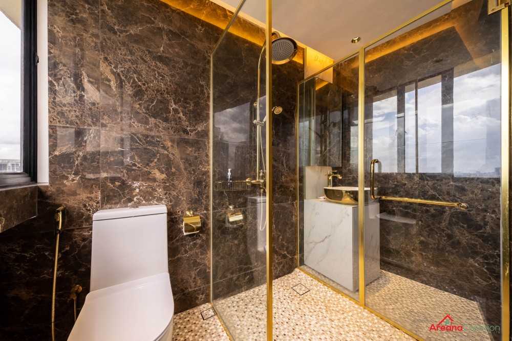 Modern Bathroom with Marble Floor and Mirror
